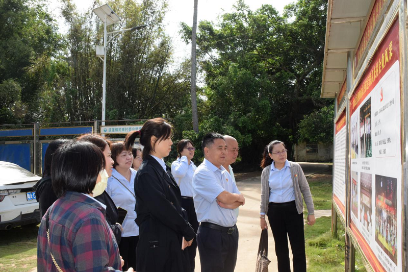 驻村第一书记张营同志介绍村里建设情况.png