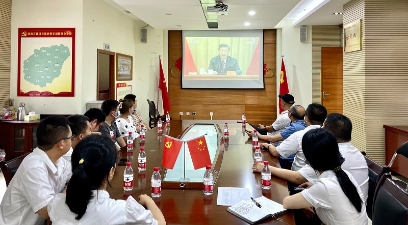 海南五建职工集中收看庆祝中国共产主义青年团成立100周年大会直播。.jpg