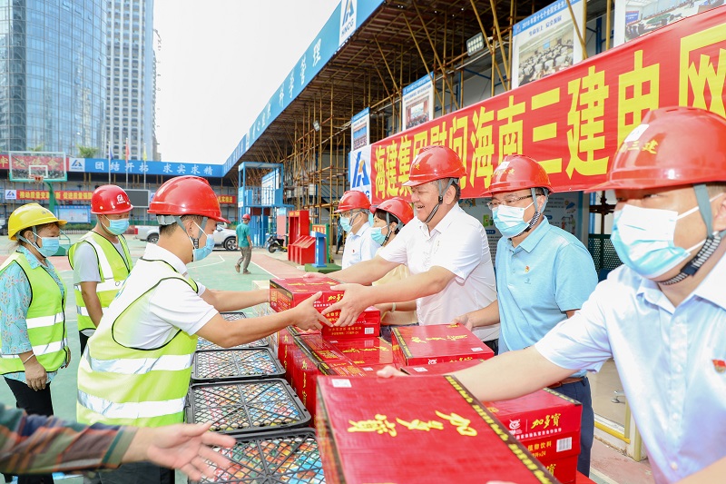 海建集团党委在海南三建南方电网综合能源大厦项目开展慰问活动.jpg