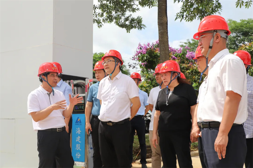 马咏华在浩业物流园安居房项目调研，听取项目建设情况汇报。.jpg